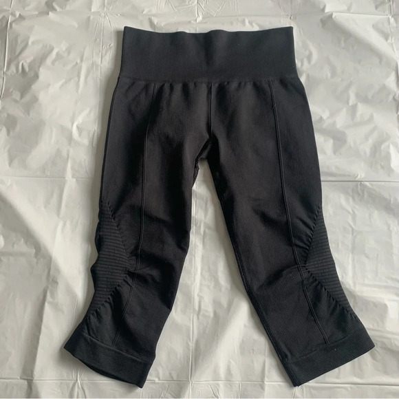 Lululemon capri black leggings  womans size 4 - Picture 5 of 7